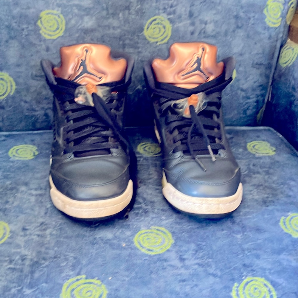 I’m selling a pair of Air Jorden’s bronze 5 Limited Edition Olympics sneakers